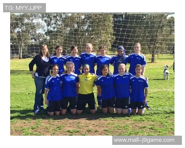 足球场上的另类风潮为何不穿内裤成为新时尚引发热议